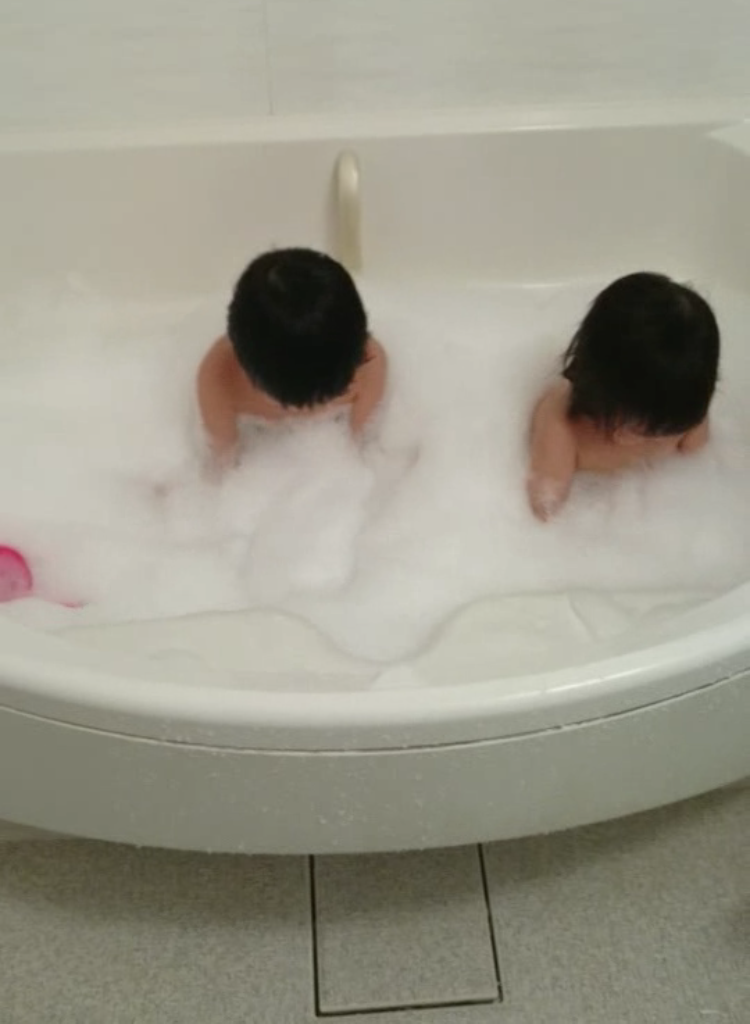 親1人で2人の子どもを入浴させるのは大変！そんな時は泡風呂が最強ですよ！